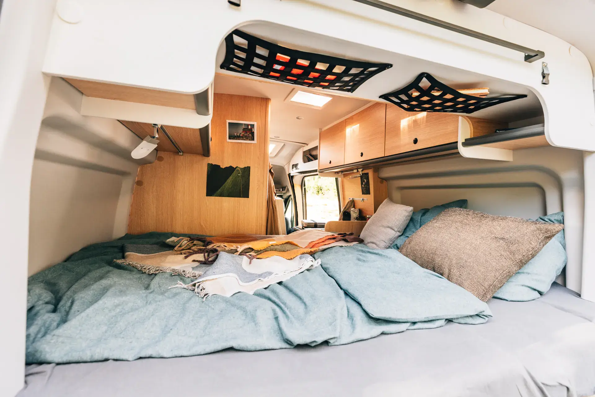 Innenansicht eines Sunlight-Campers mit gemütlichem Bett und Stauraum.