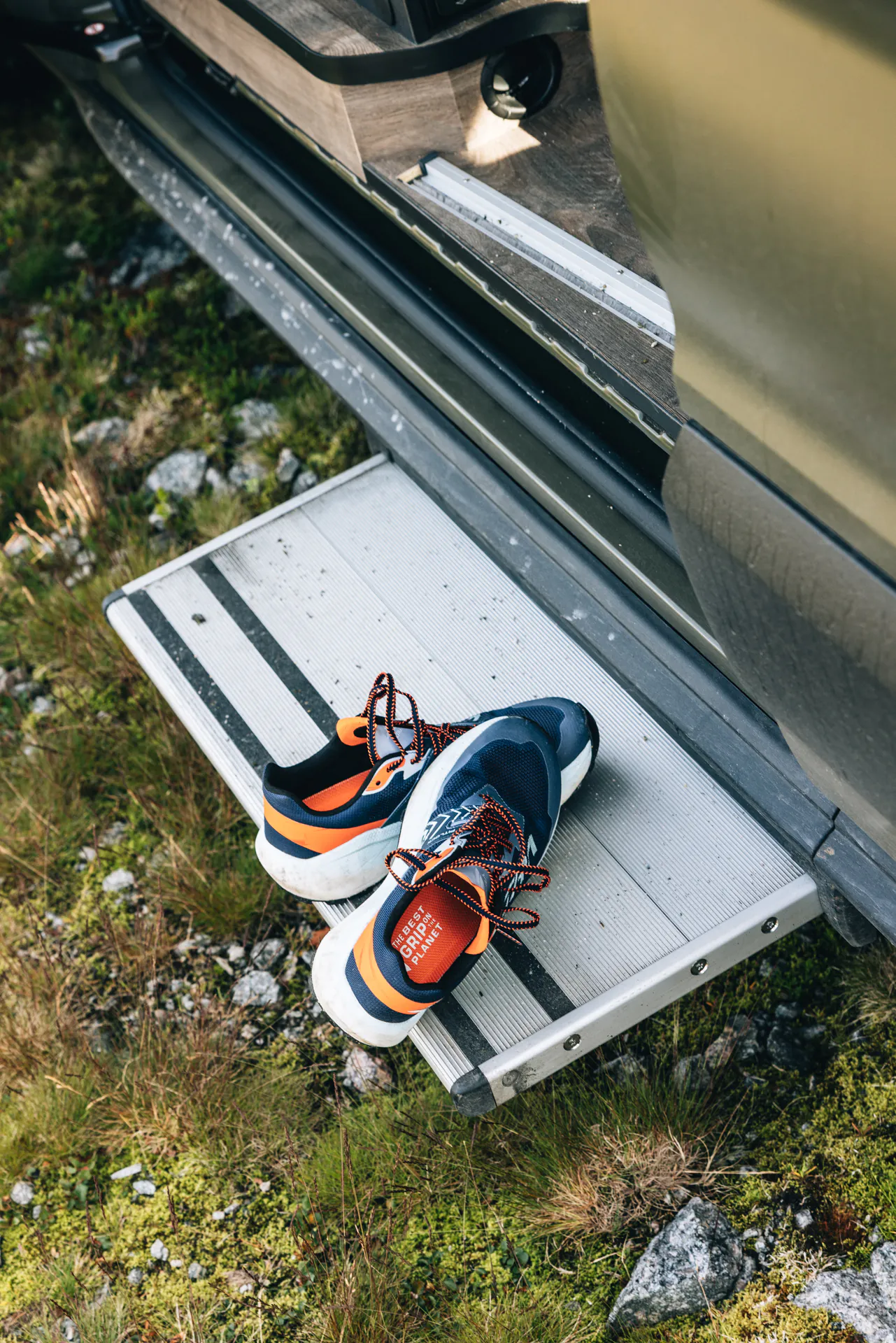 Turnschuhe auf einer Trittstufe eines Campers