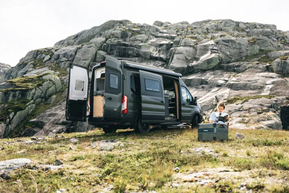 Sunlight 4x4 Greentrek in felsiger Landschaft mit offenem Heck