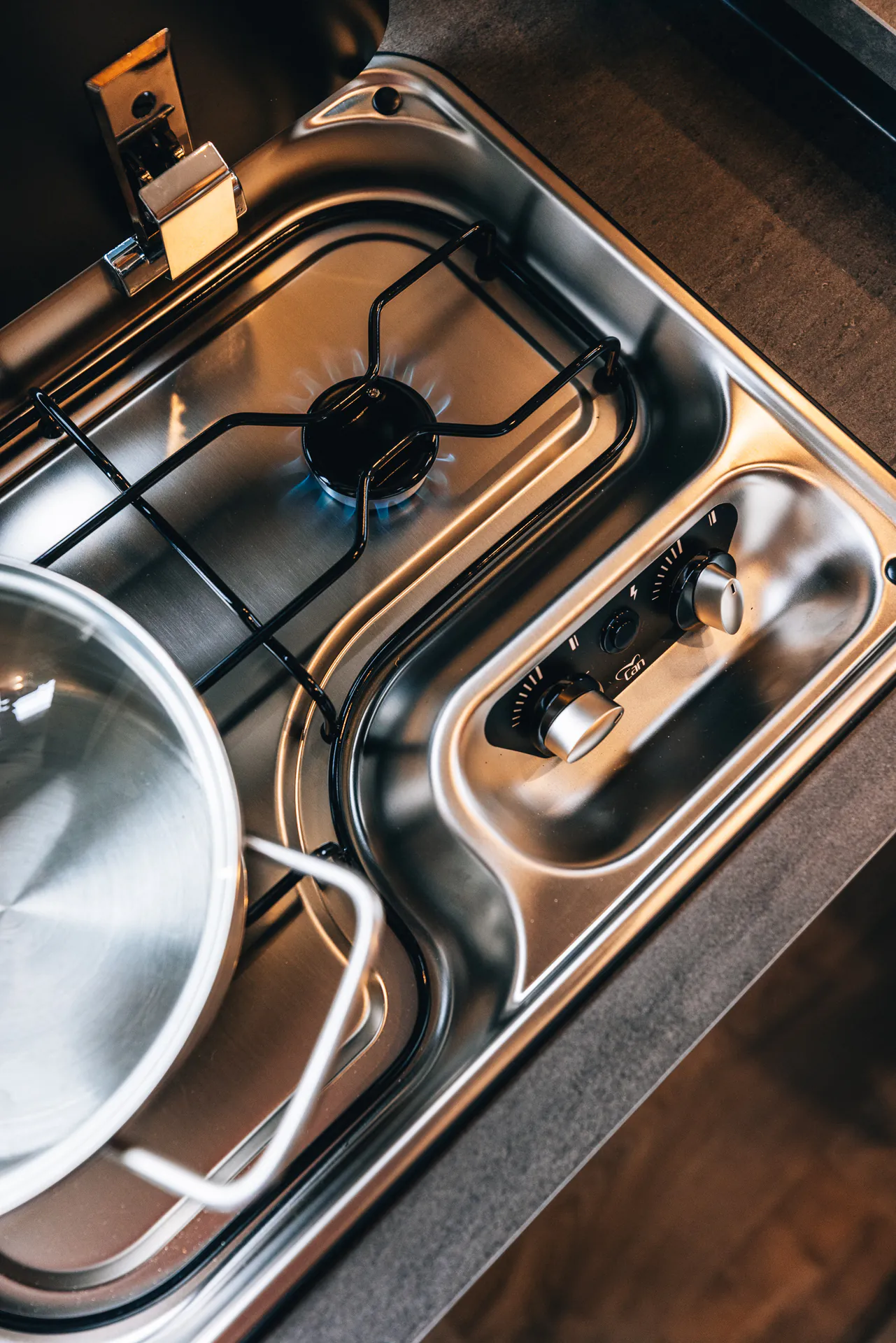 Gasherd mit Topf auf einer Flamme in einer Küchenzeile.